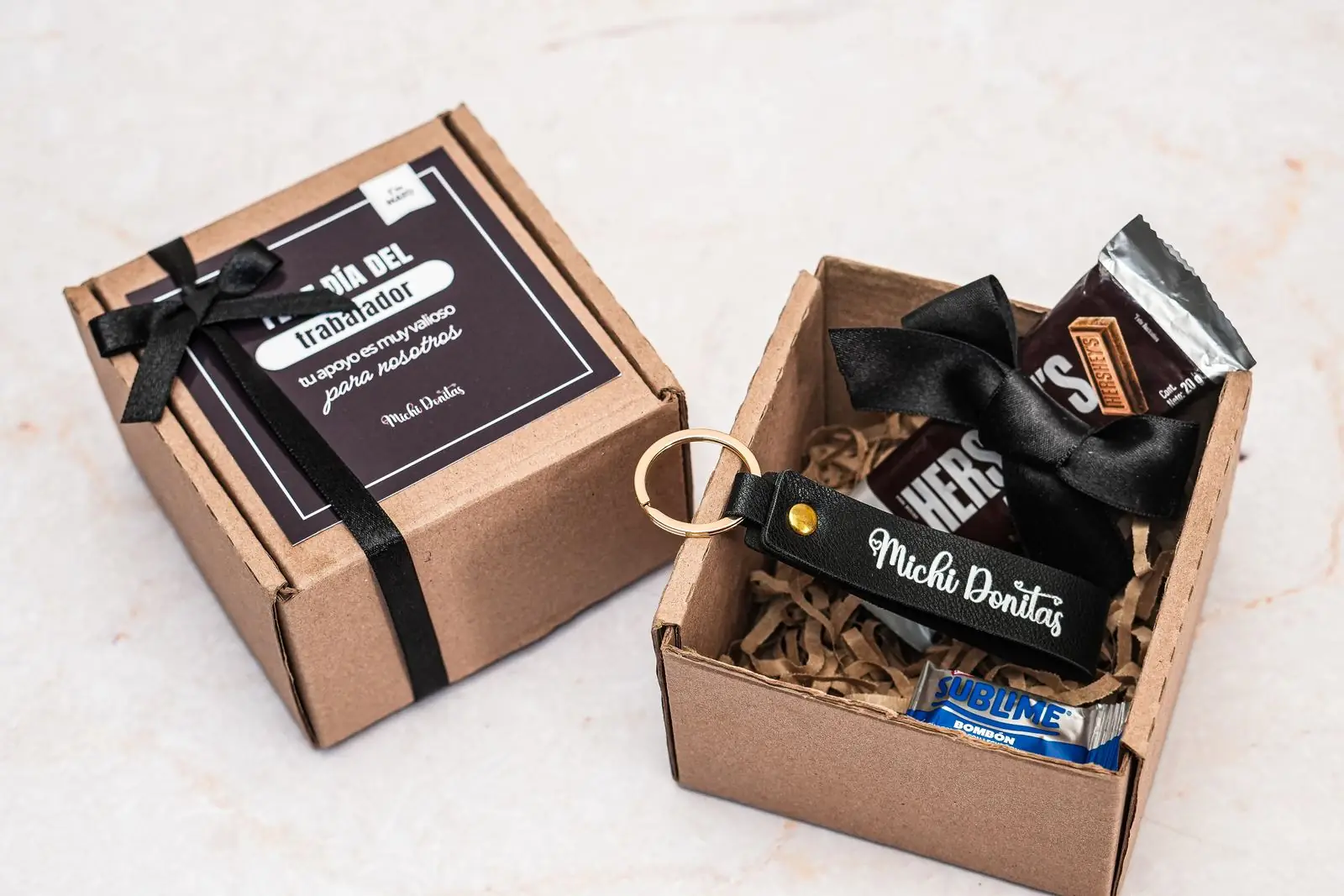 Caja kraft con chocolates y llavero de cuerina personalizado