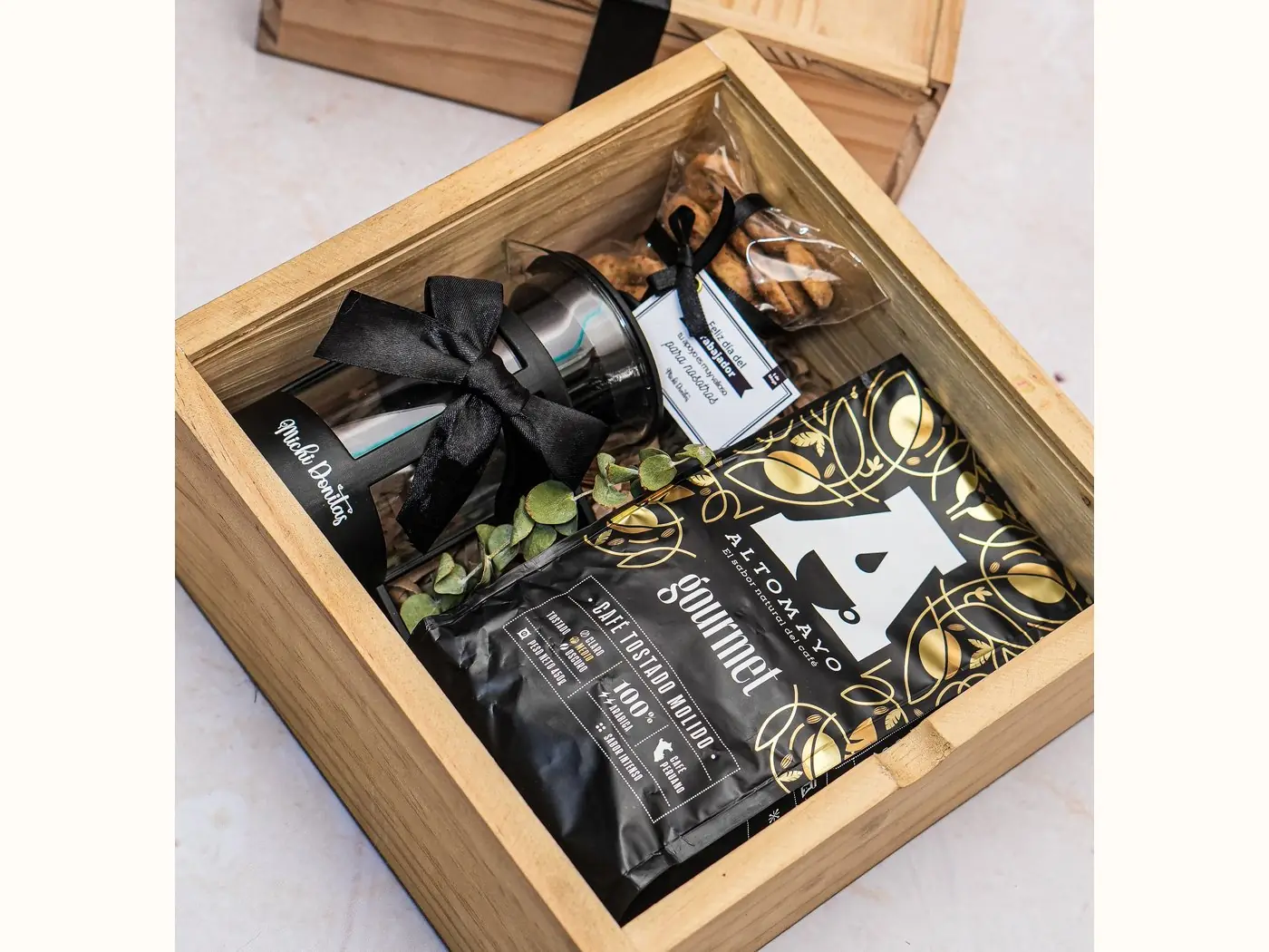 Caja de pino con termo de acero grabado, café Altomayo gourmet y frutos secos