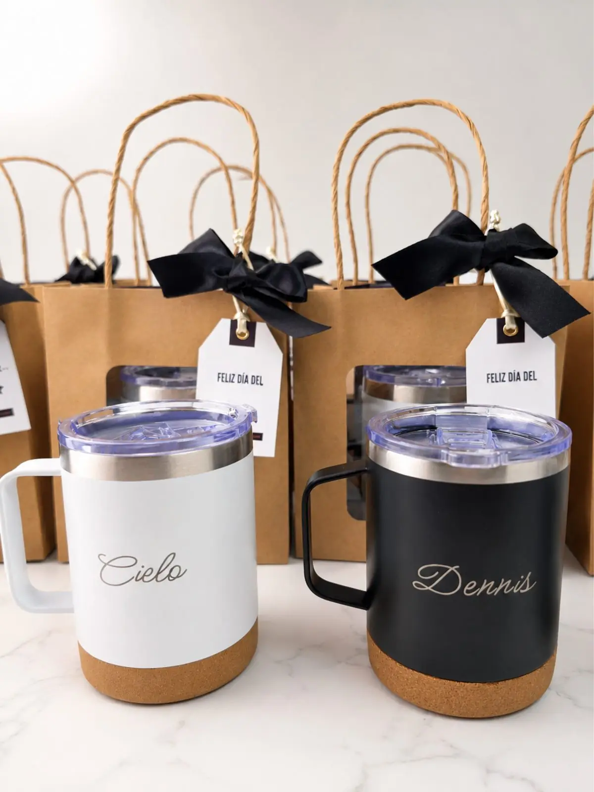 Mugs de acero con base de corcho grabados a láser con los nombres Cielo y Dennis