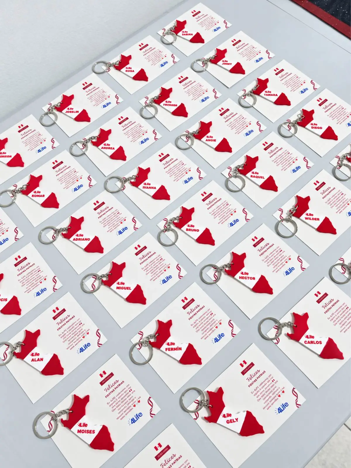 Llaveros impresos en 3D con diseño personalizado, junto a tarjetas