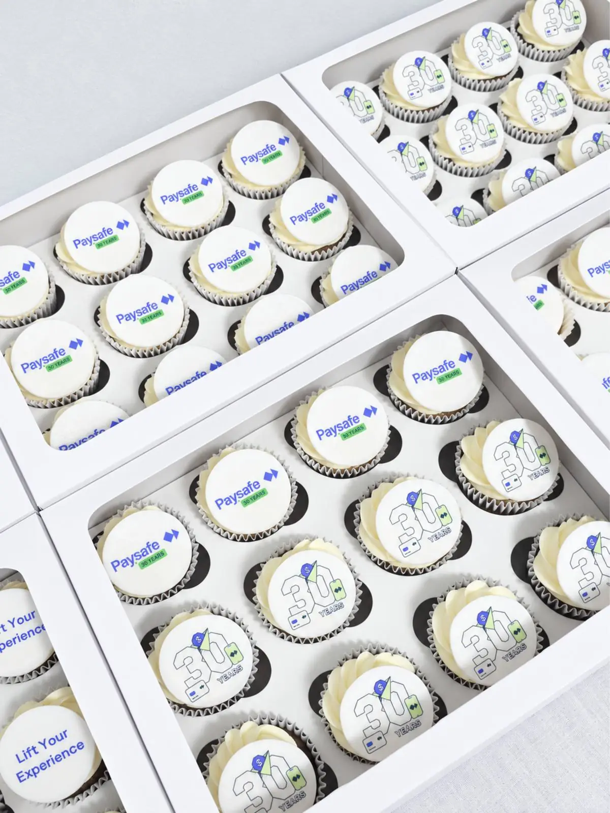 Cupcakes con el logo de la empresa en impresión comestible