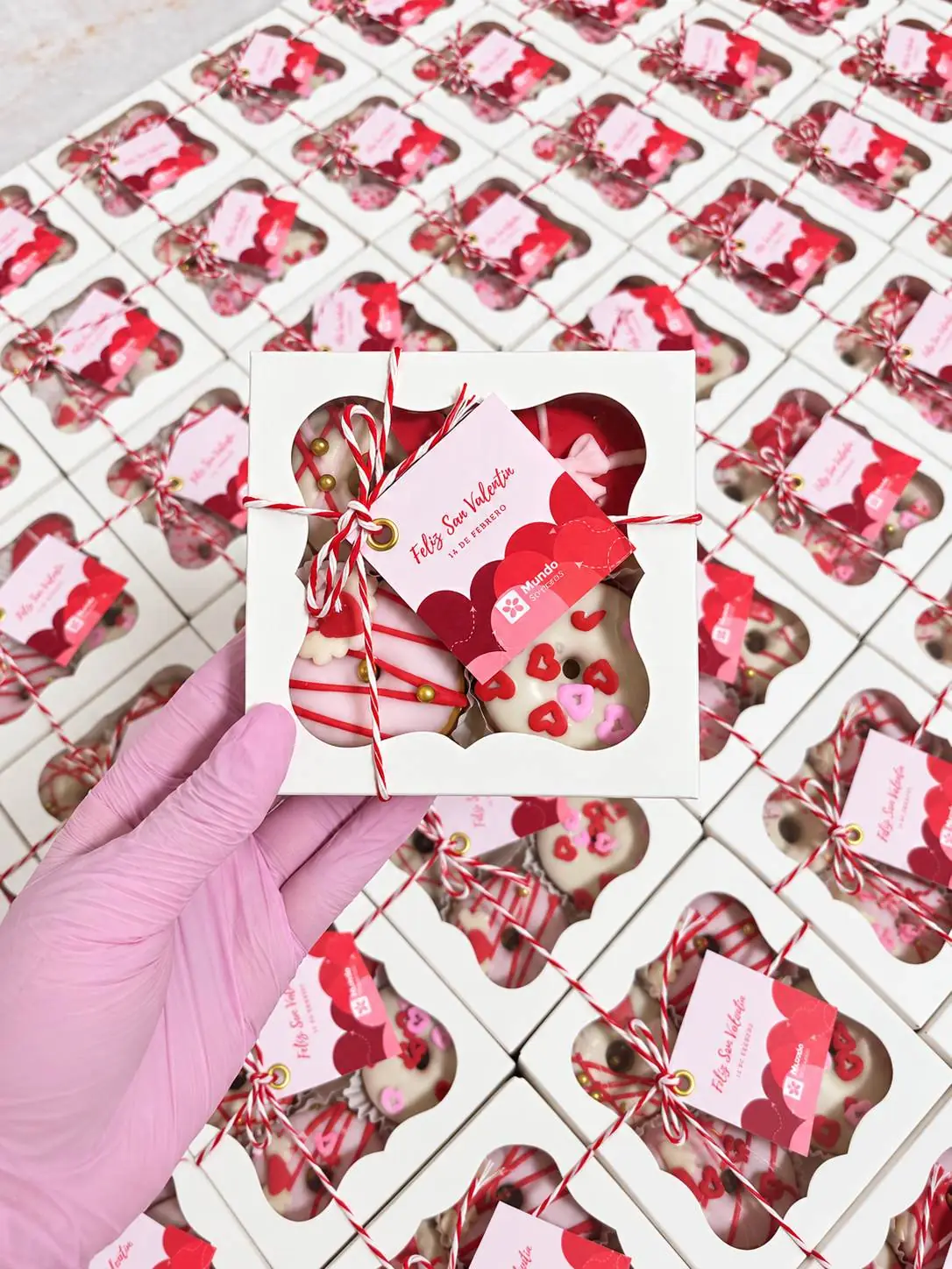 Minidonas decoradas a mano siendo empacadas en el taller
