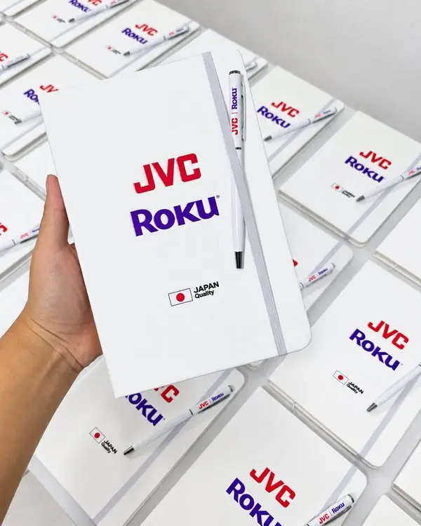 Libretas y lapiceros personalizados con el logo de la empresa, listos para entregar