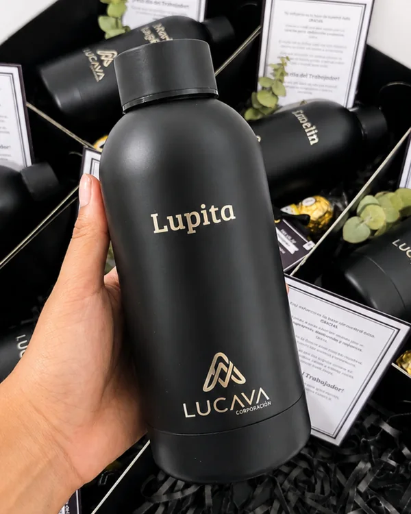 Botella de acero negra con grabado láser: el logo de la empresa y el nombre de la persona