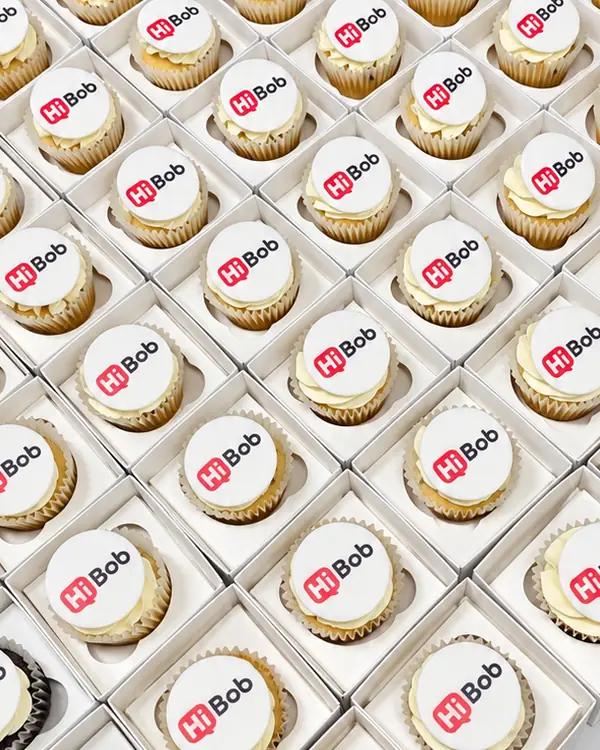 Decenas de cupcakes con el logo de la empresa impreso en cobertura comestible