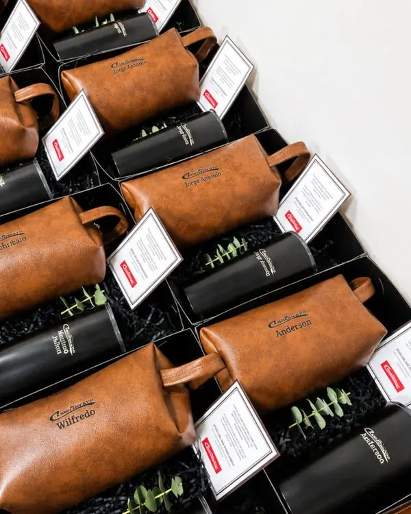 Neceseres de cuerina y termos grabados, armados en serie con su tarjeta