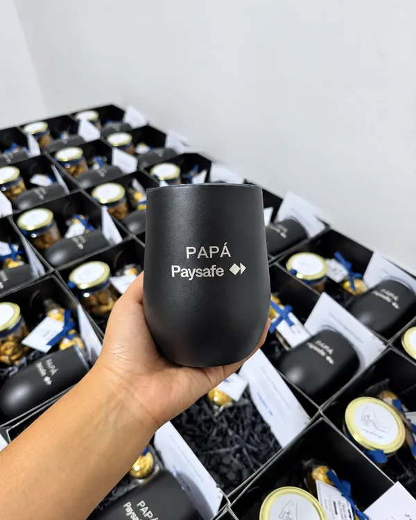 Taza de acero grabada con el logo de la empresa y una dedicatoria