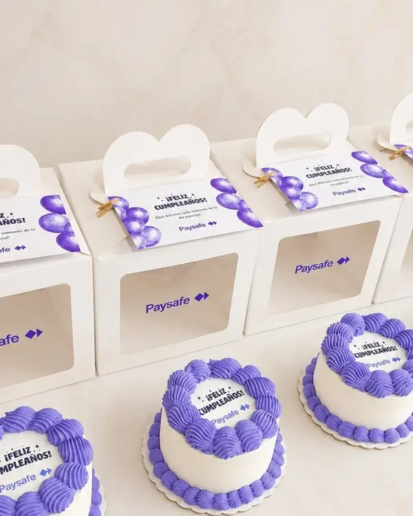 Tortas individuales en cajas con ventana, con el logo de la empresa