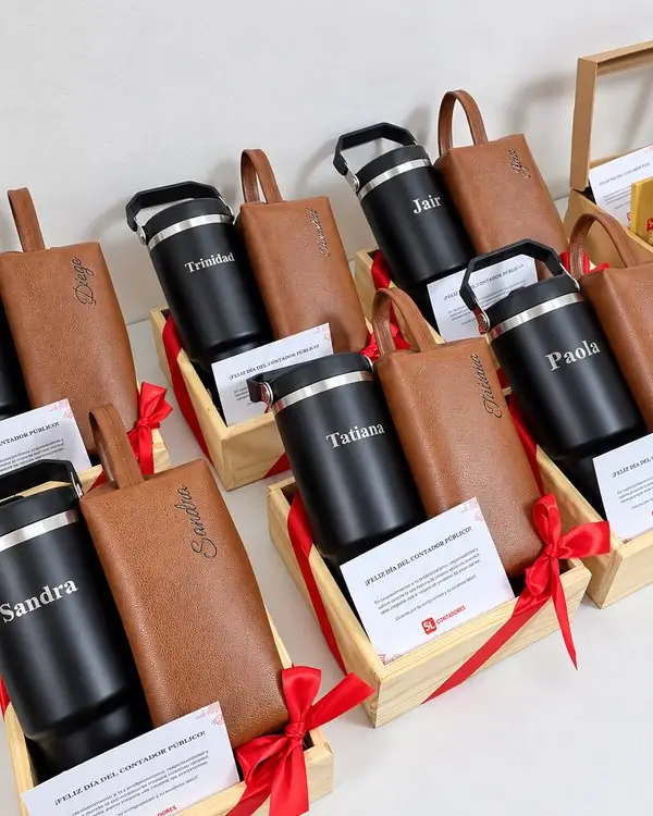 Termos con estuche de cuerina sobre bases de madera, con lazo y tarjeta