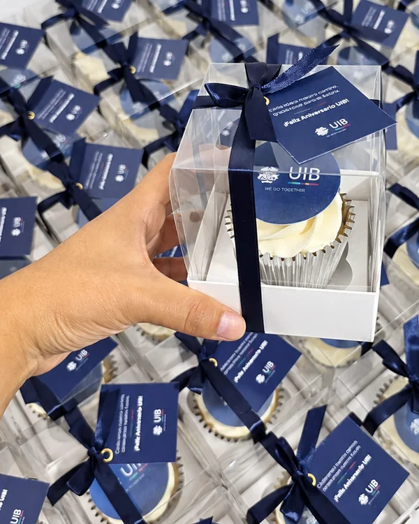 Cupcakes en cajas azules, un pedido por volumen listo para despachar