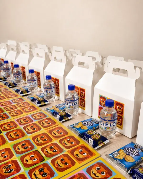 Box lunch corporativo con bebida y snacks, armados por decenas
